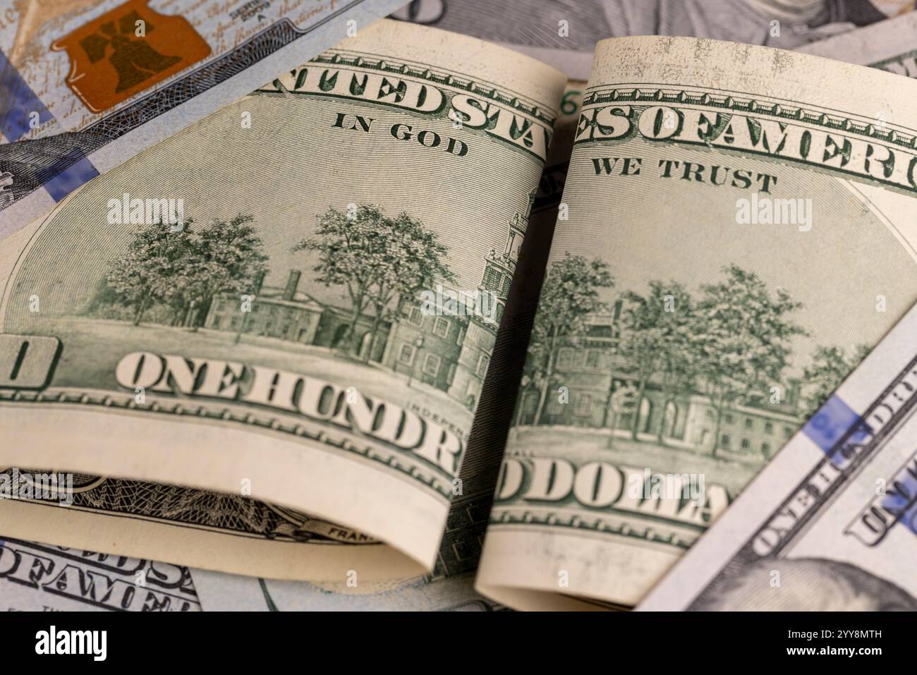 Banconote americane da cento dollari in contanti, autentico denaro americano da vicino con i dettagli delle banconote, due banconote piegate Foto Stock