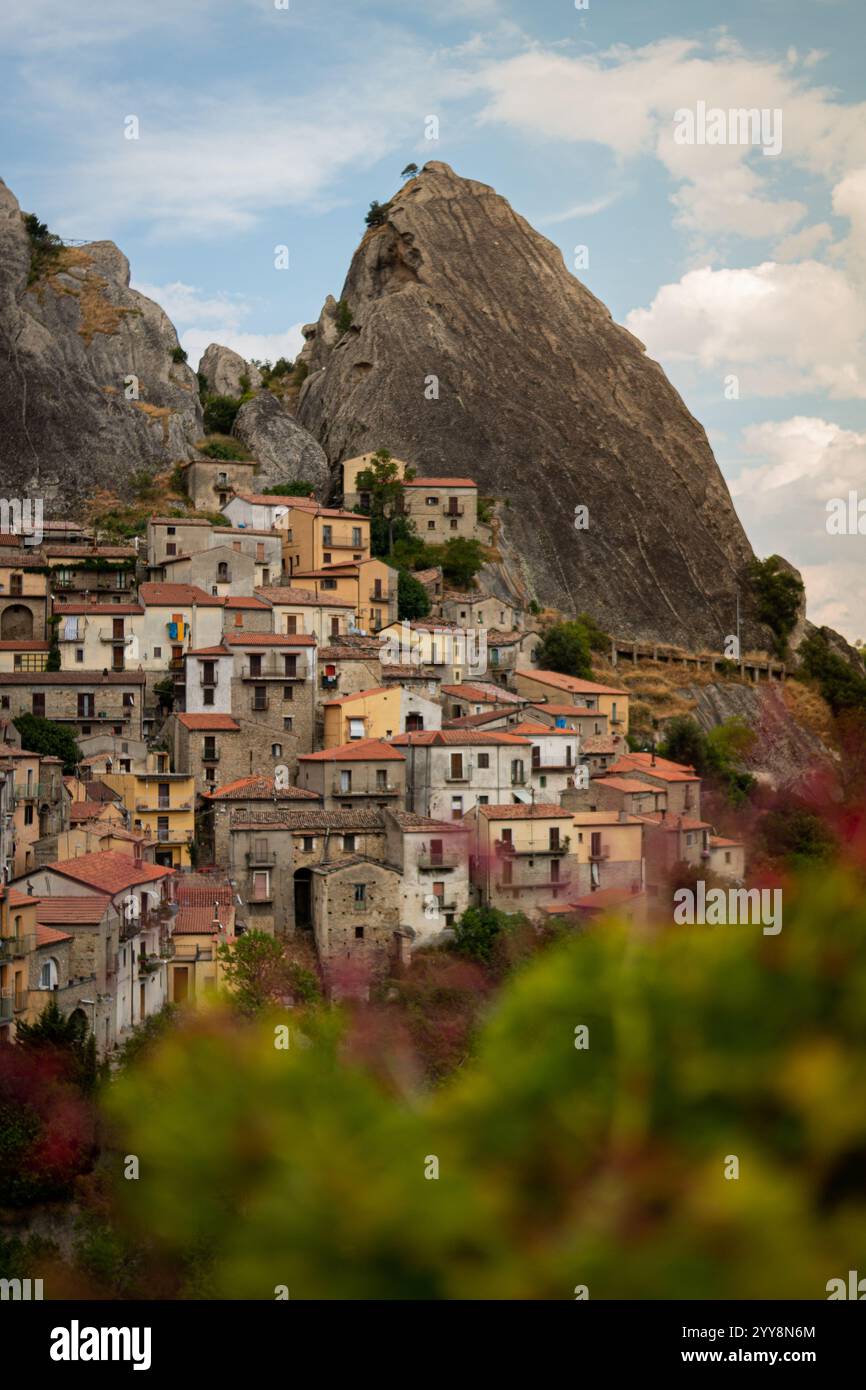 Pittoresco villaggio annidato contro torreggianti scogliere rocciose, con case colorate che scendono lungo il pendio. Un affascinante esempio di tradizionale Mediterran Foto Stock