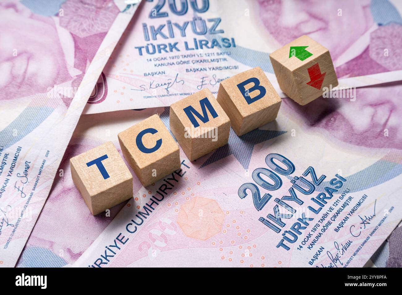 Cubi di legno con TCMB (Turkiye Cumhuriyet Merkez Bankasi) e frecce su-giù su 200 TL. Il concetto di aumento del tasso di interesse TCMB per frenare l'inflazione Foto Stock