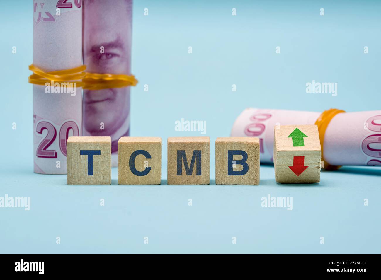 Cubi di legno con TCMB (Turkiye Cumhuriyet Merkez Bankasi) e frecce su-giù. Il concetto di aumento del tasso di interesse TCMB per frenare l'inflazione Foto Stock