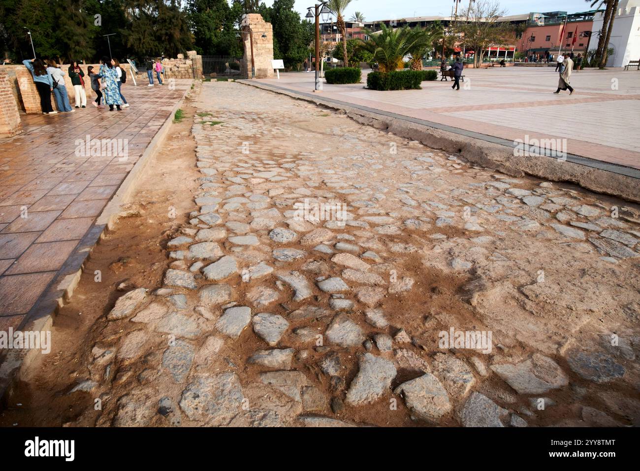 resti del vecchio palazzo ksar al-hajjar o fortezza di pietra costruita da abu bakr ora fuori dalla moschea di koutoubia a marrakech, in marocco Foto Stock