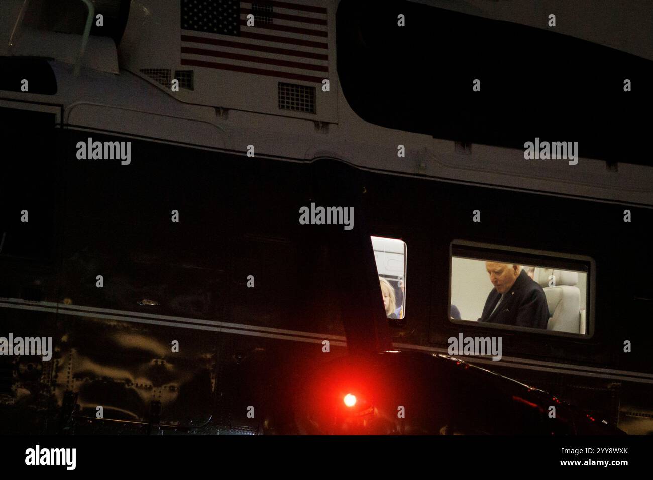 Washington, Stati Uniti. 19 dicembre 2024. Marine One che trasporta il presidente degli Stati Uniti Joe Biden atterra sul South Lawn della Casa Bianca a Washington, DC, USA, giovedì 19 dicembre, 2024. Biden prevede di agire sulla protezione della terra, sulla clemenza e sull'intelligenza artificiale nelle ultime settimane della sua amministrazione, secondo un memo agli alleati, mentre cerca di codificare la sua eredità prima dell'inaugurazione di Donald Trump. Fotografo: Ting Shen/Pool/Sipa USA credito: SIPA USA/Alamy Live News Foto Stock