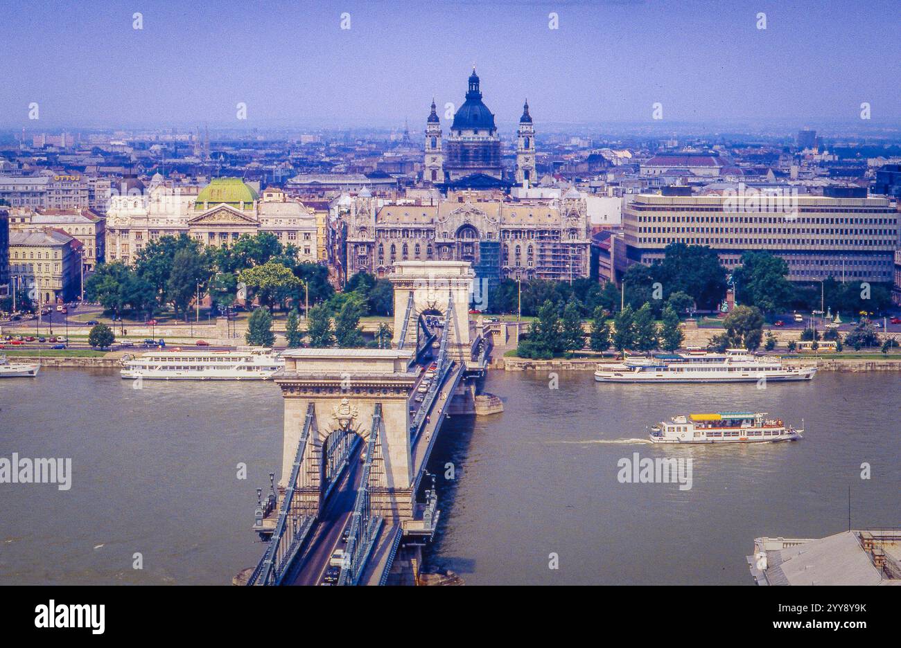 Ungheria, Budapest, panorama della città con le case del parlamento e il fiume Danubio. Foto Stock
