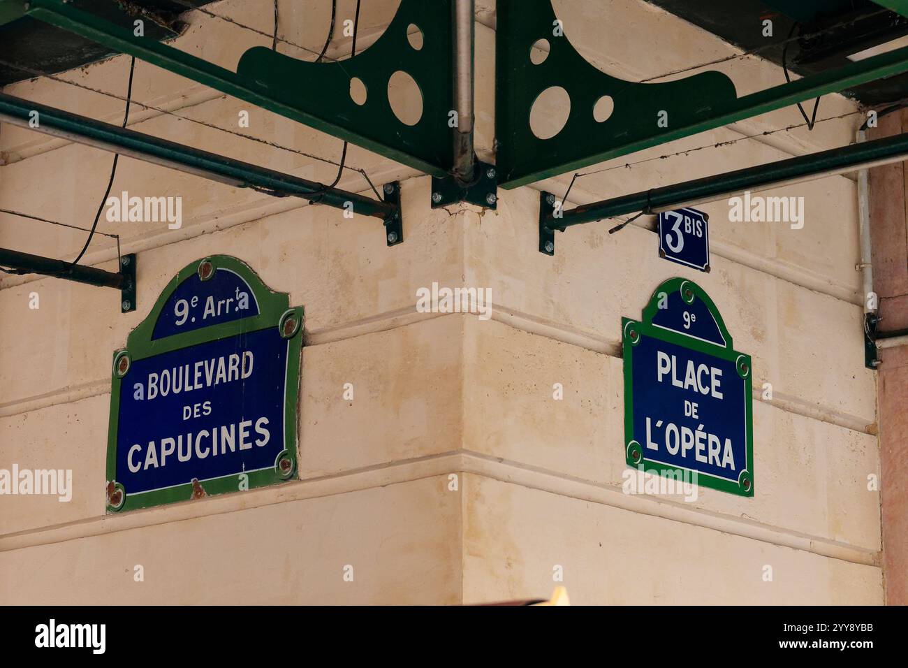 Le indicazioni stradali indicano Boulevard des Capucines e Place de l'Opera a Parigi in una giornata limpida Foto Stock