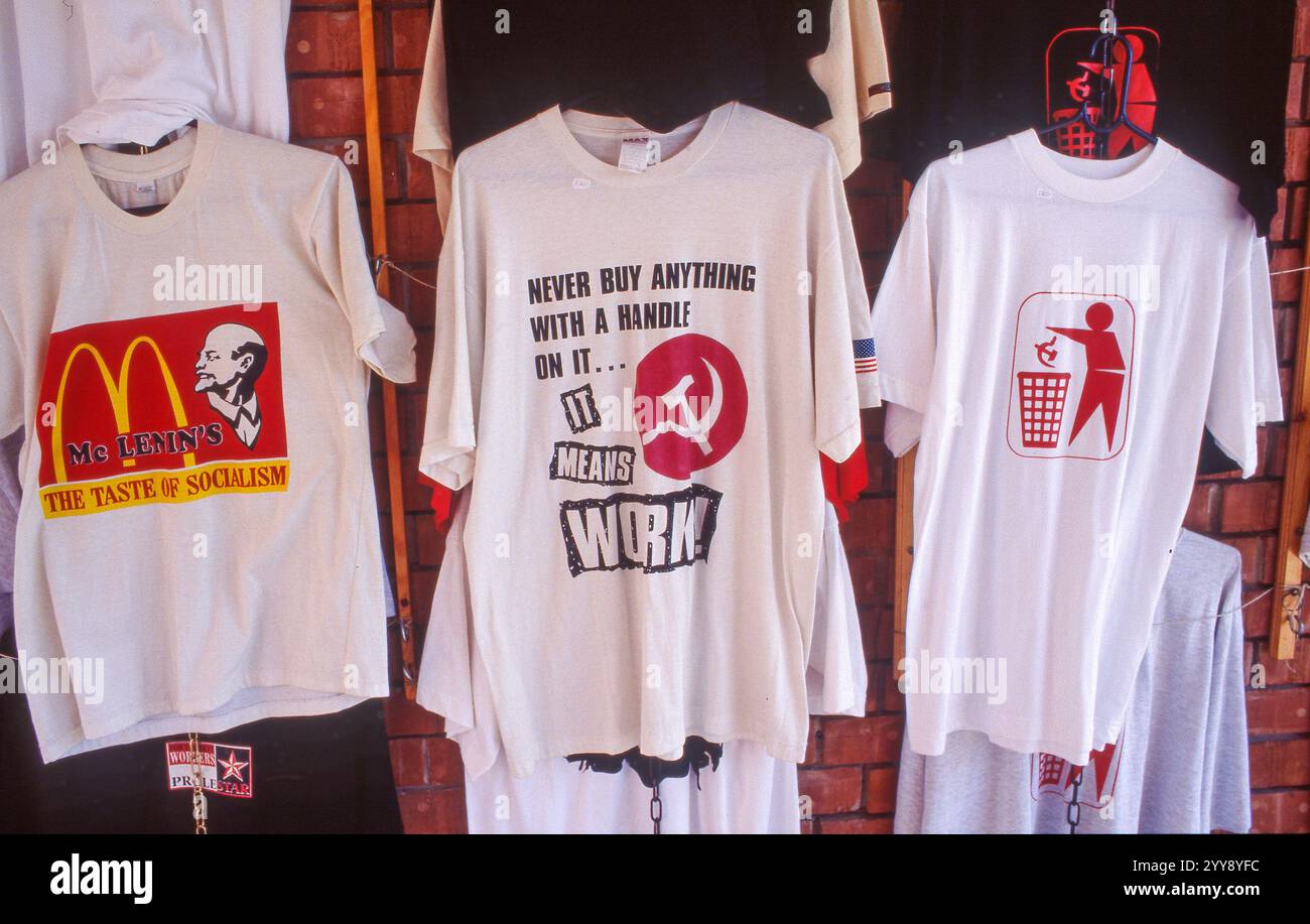 Ungheria, Budapest, nel negozio accanto al Parco Memento (museo della scultura) le T-shirt sono vendute come parodia della storia socialista. Foto Stock