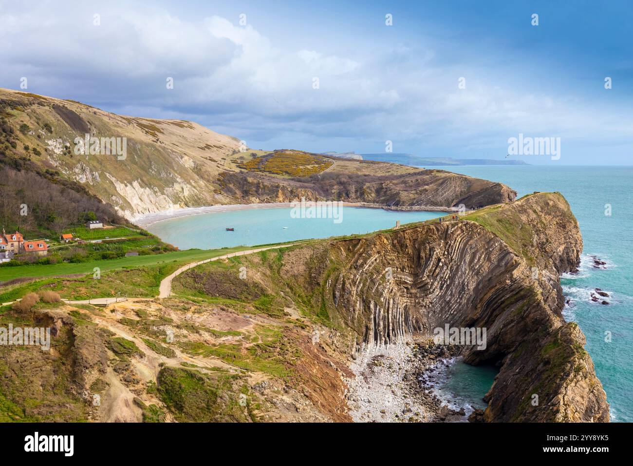 Vista delle formazioni calcaree di Lulworth Cove vicino a West Lulworth, sull'isola di Purbeck nel Dorset, Jurassic Coast, Inghilterra meridionale. Foto Stock