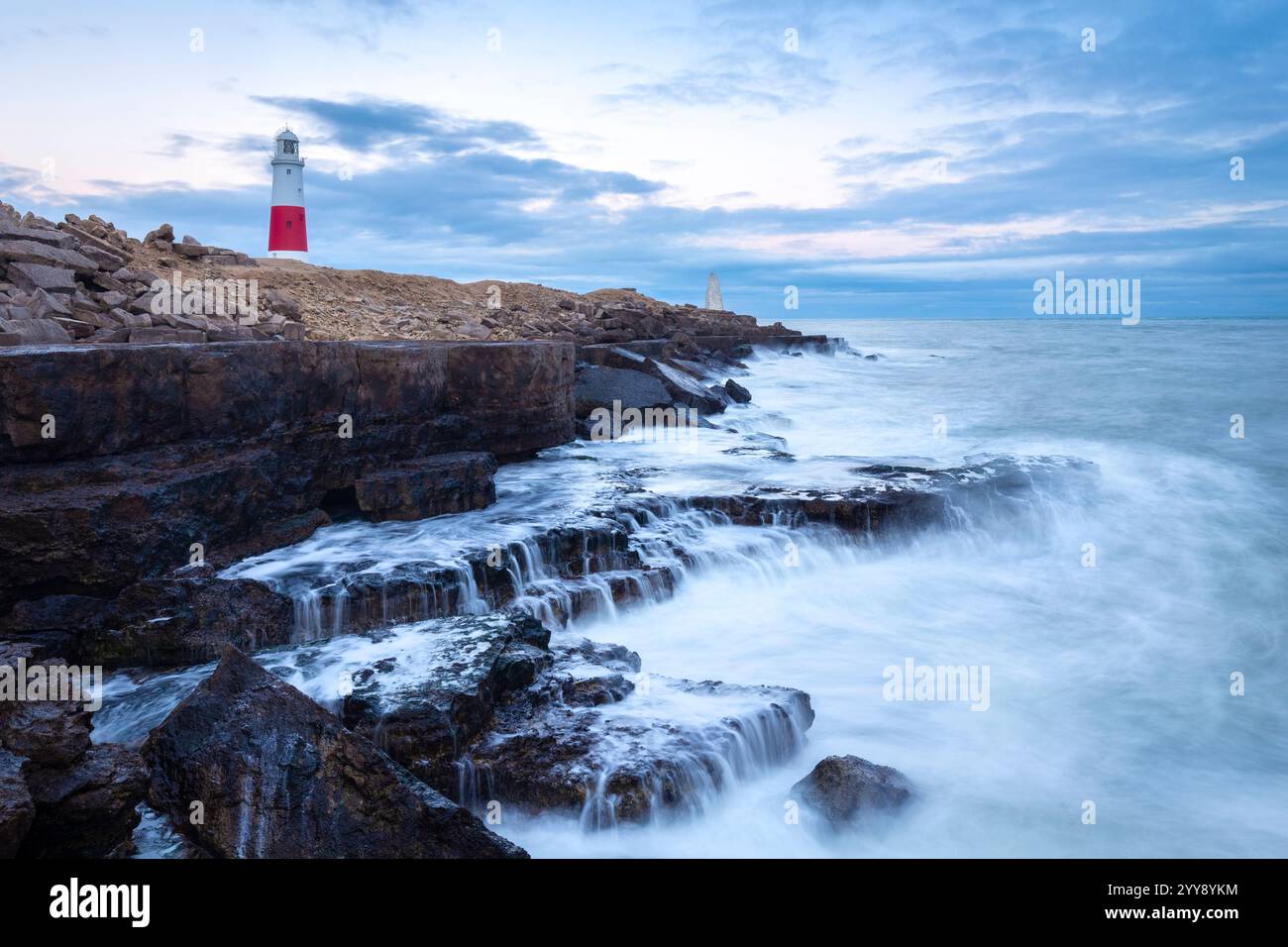Vista del faro di Portland Bill all'ora blu. Isola di Portland, Dorset, Regno Unito, Europa settentrionale. Foto Stock