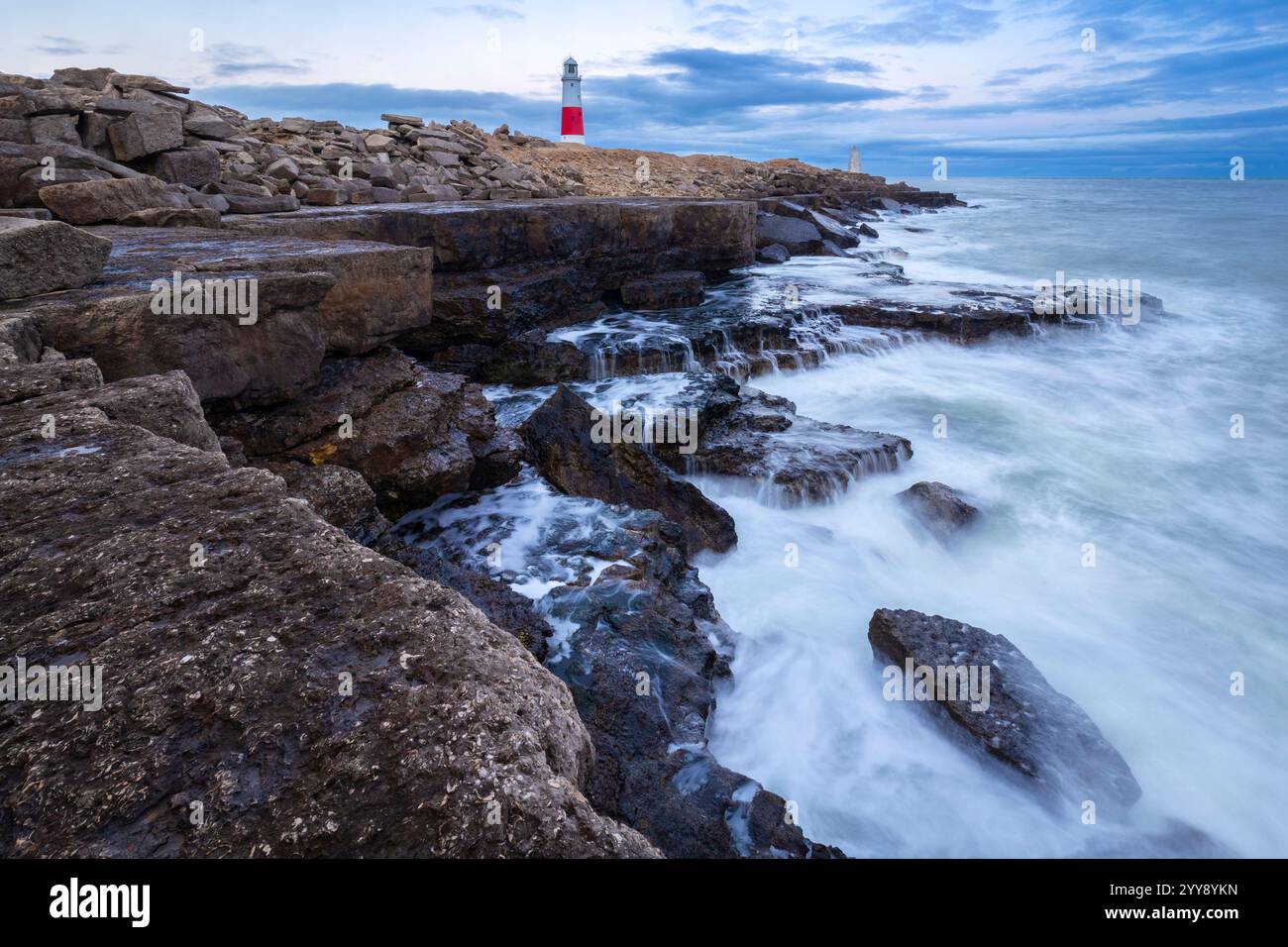 Vista del faro di Portland Bill all'ora blu. Isola di Portland, Dorset, Regno Unito, Europa settentrionale. Foto Stock