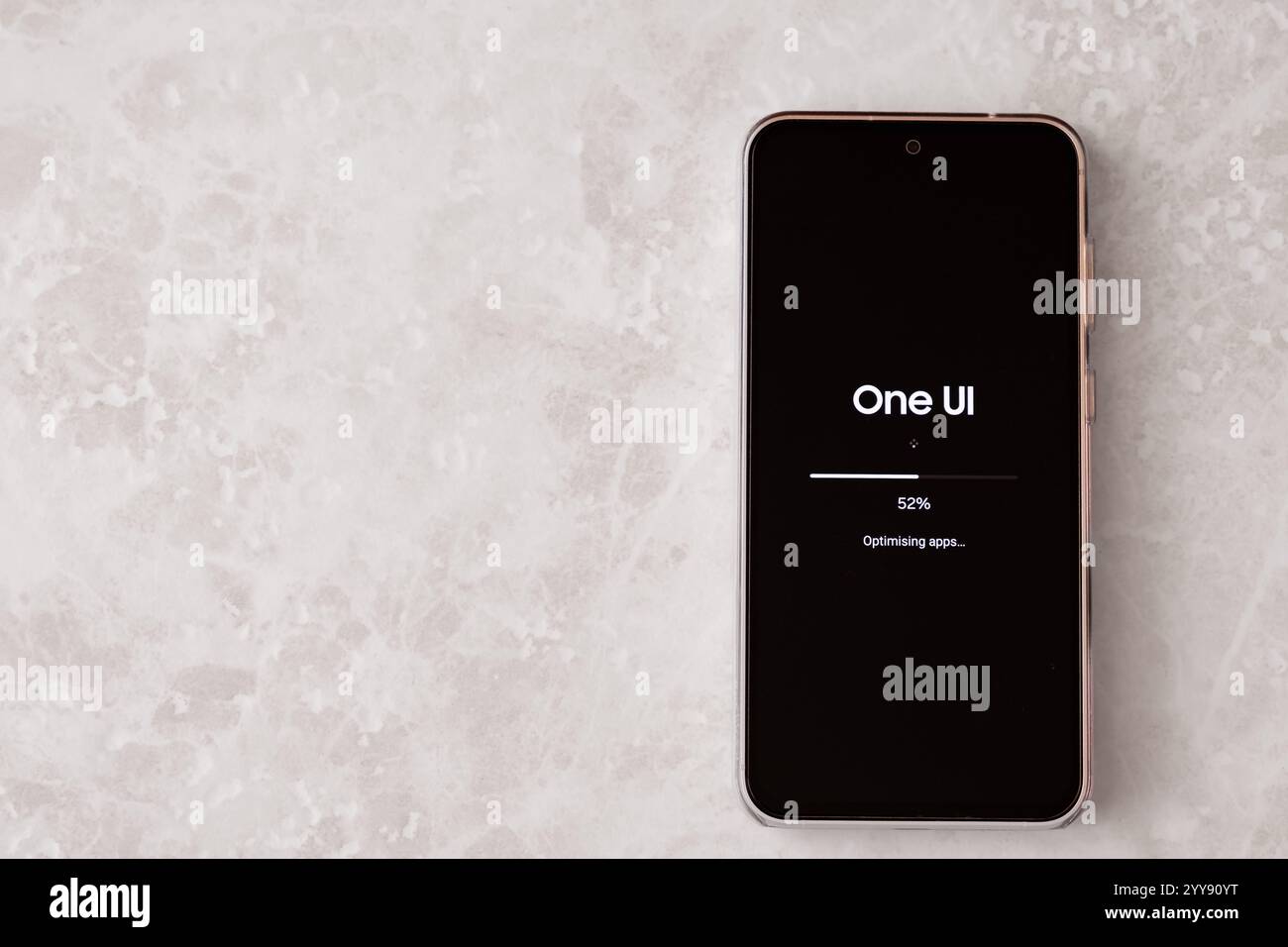 Avanzamento aggiornamento sullo schermo LCD dello smartphone android. Aggiornamento software Samsung, aggiornamento interfaccia utente Galaxy ai One. Processo di ottimizzazione del funzionamento del dispositivo mobile android Foto Stock