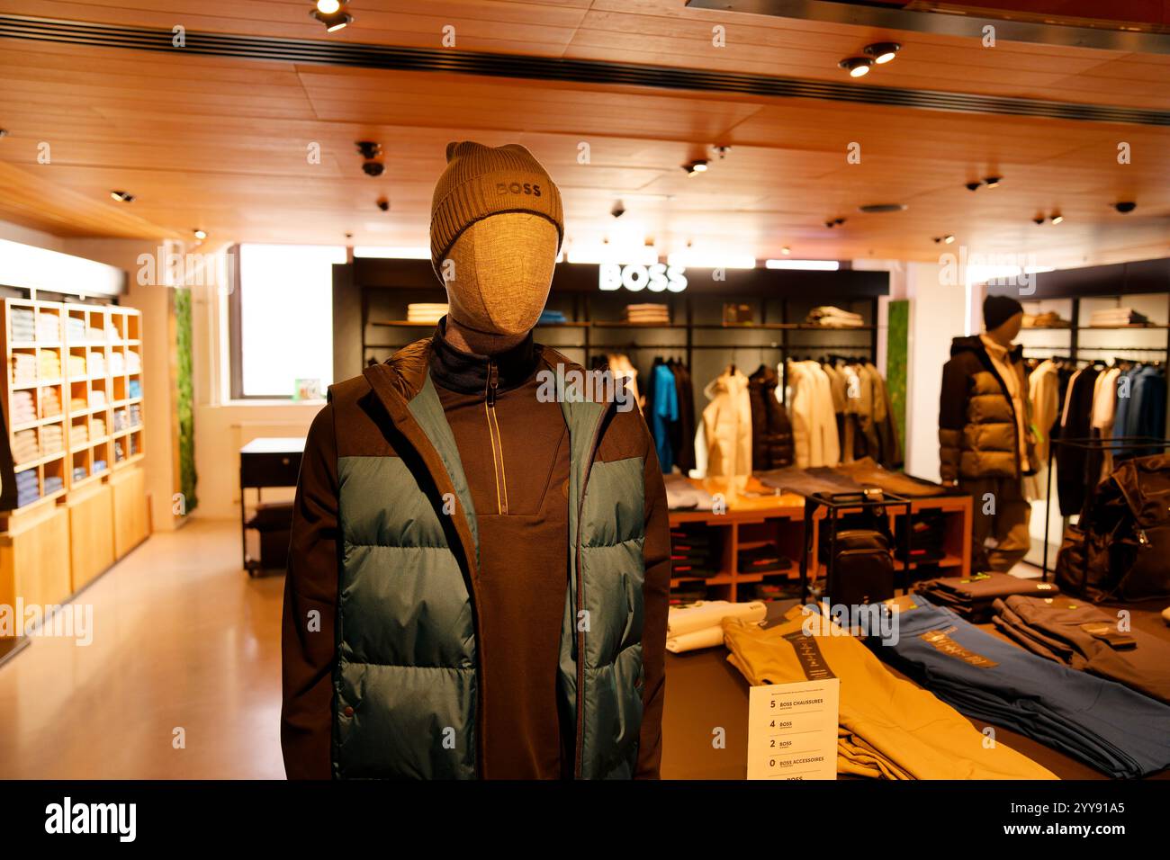 Esposizione di capi di abbigliamento eleganti da uomo in un moderno negozio al dettaglio Foto Stock