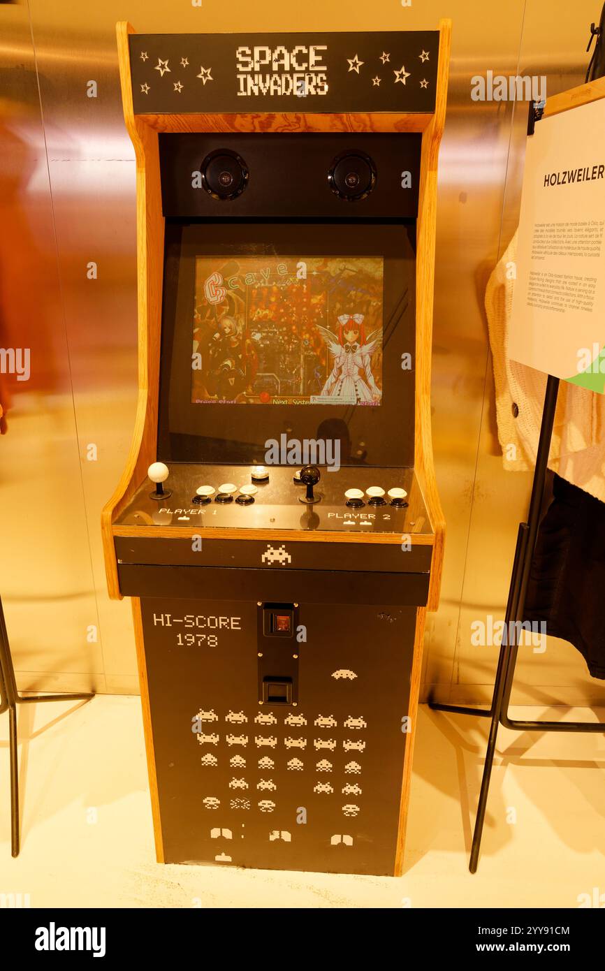 Armadietto classico per videogiochi arcade con Space Invaders esposto in una mostra di gioco moderna che mostra la cultura dei videogiochi retrò della fine degli anni '1970 Foto Stock
