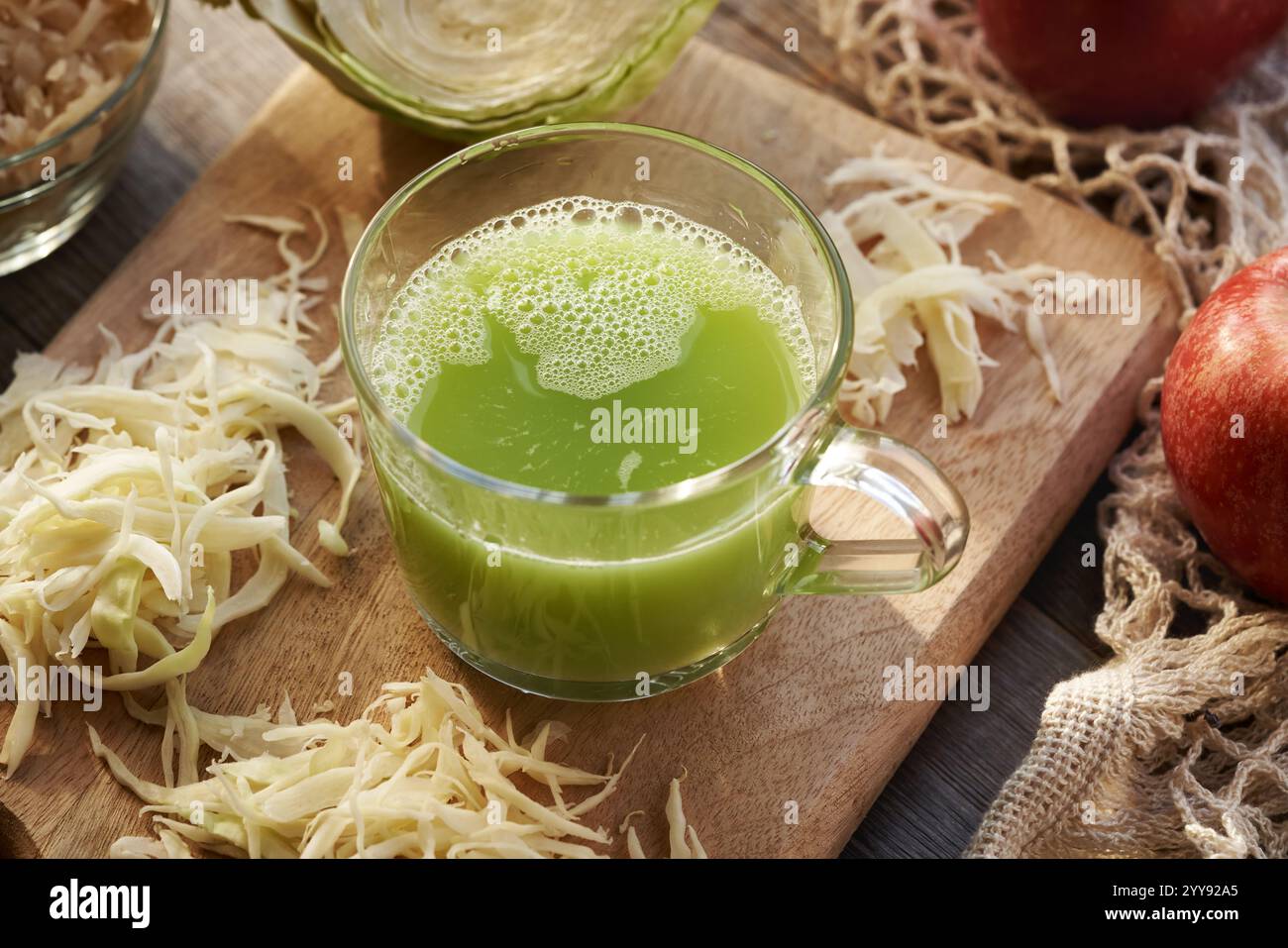 Cavolo verde fresco e succo di cetriolo con mele rosse su un tavolo Foto Stock