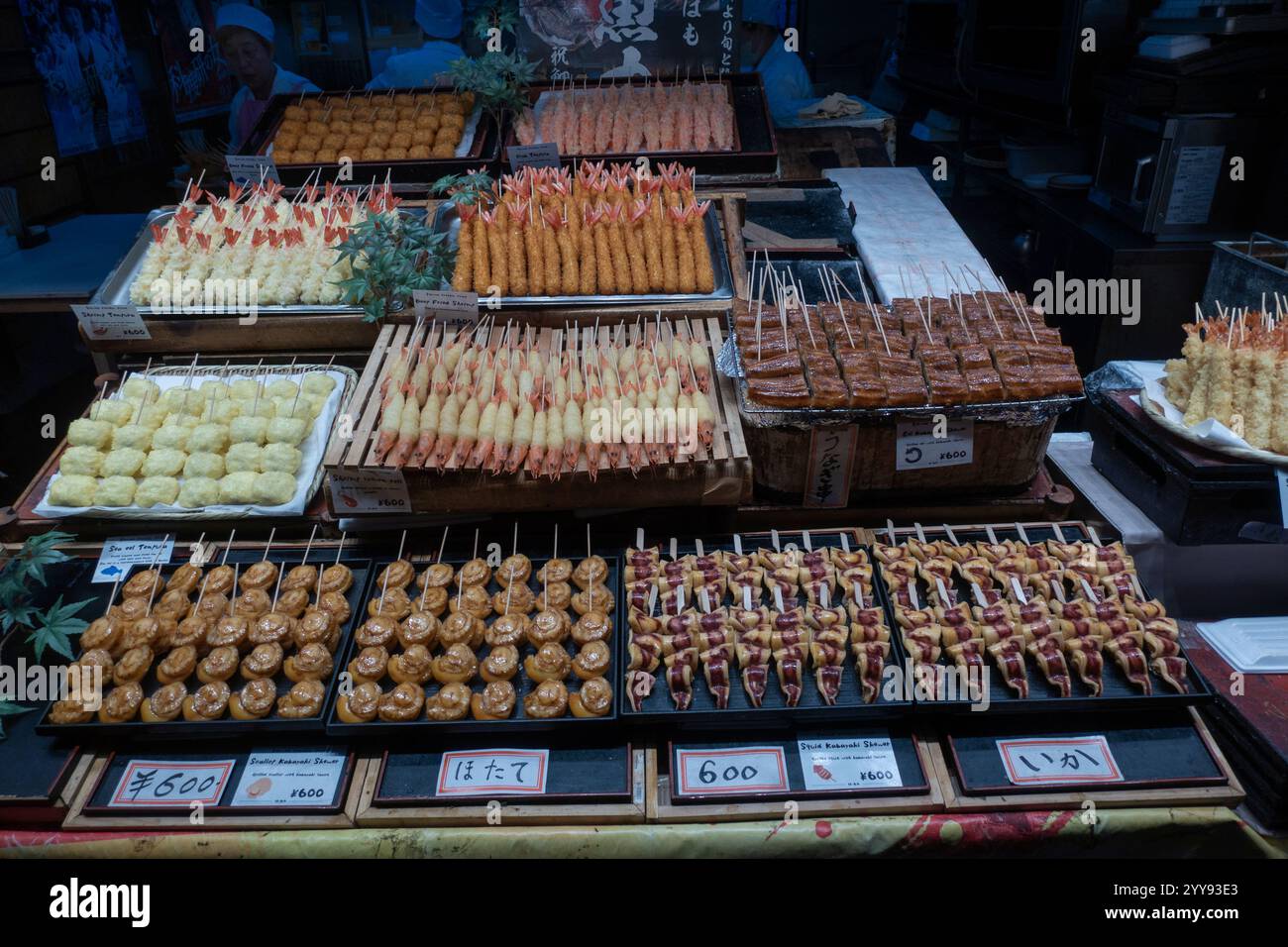 Negozi che vendono cibo al mercato Nishiki nel centro di Kyoto in Giappone Foto Stock