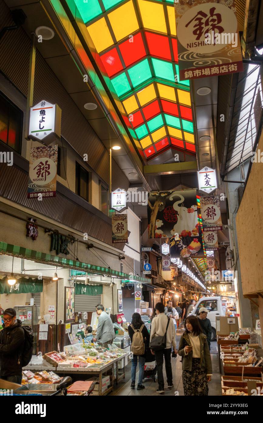Negozi che vendono cibo al mercato Nishiki nel centro di Kyoto in Giappone Foto Stock