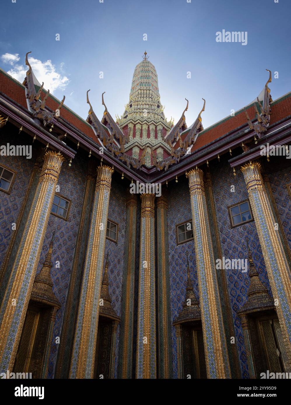 Wat Phra Kaew a Bangkok, Thailandia, un capolavoro di architettura tailandese. Questo tempio sacro è decorato con intricati dettagli in oro, motivi vivaci, un Foto Stock