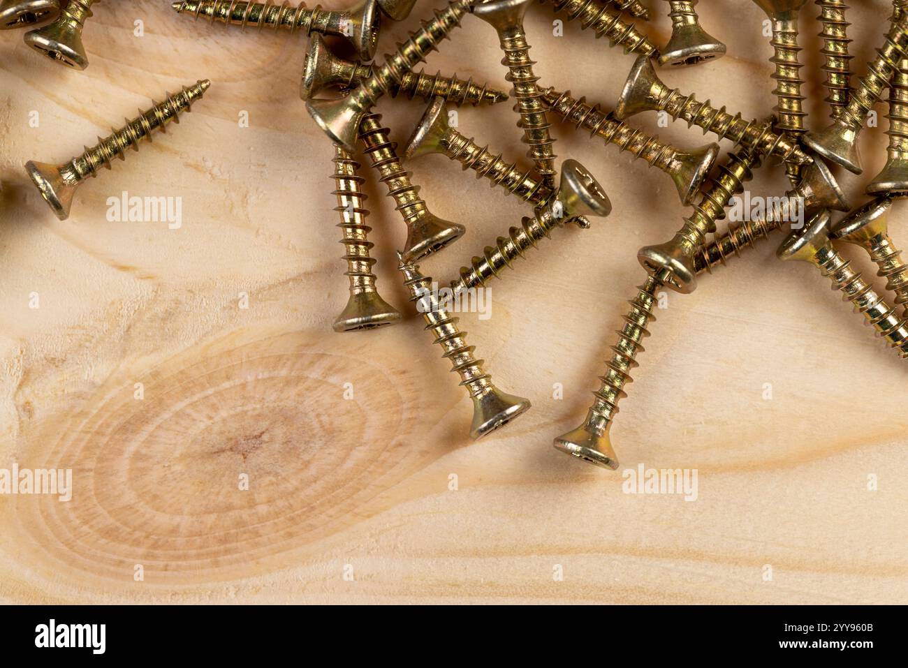 viti autofilettanti per lavori di installazione e costruzione con legno, viti autofilettanti in metallo giallo per il fissaggio di pannelli in legno e altri prodotti in legno Foto Stock