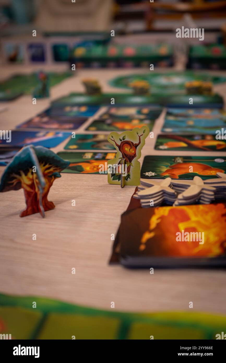 Un vivace gioco di carte da tavolo con colorate carte illustrate e pezzi unici a forma di alberi e gettoni. Il design intricato Foto Stock