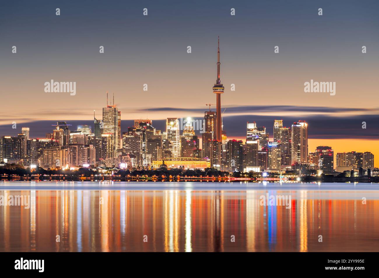 Toronto, Ontario, Canada, paesaggio urbano sul lago Ontario all'alba. Foto Stock