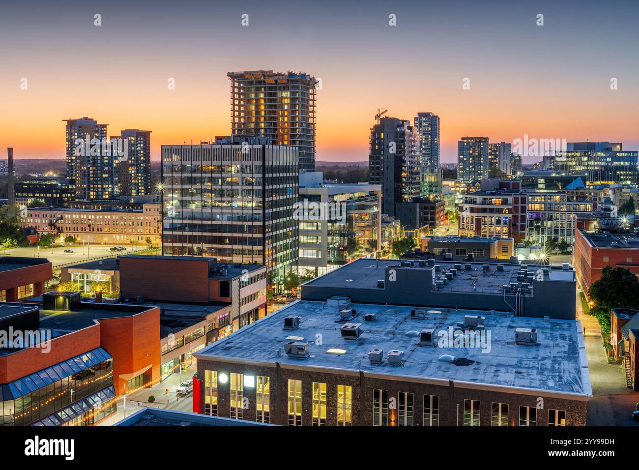 Kitchener, Ontario, Canada, skyline del centro città a un'ora d'oro. Foto Stock