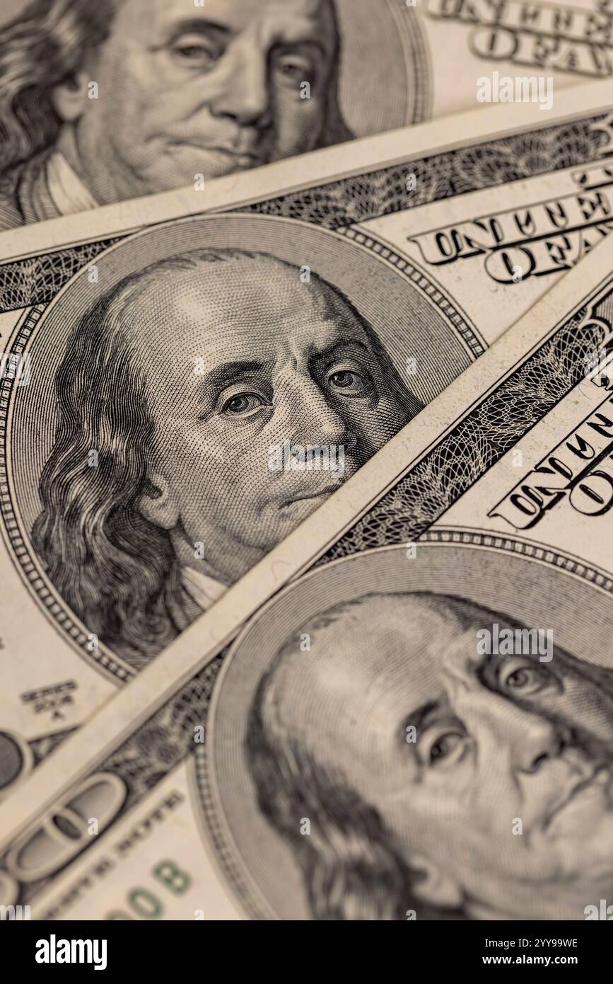 Banconote americane da cento dollari in contanti, denaro americano autentico primo piano con dettagli di banconote Foto Stock