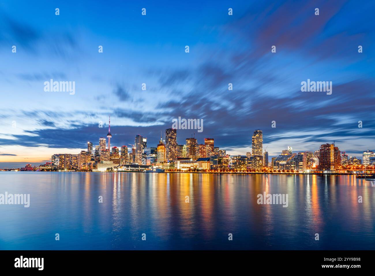 L'iconico skyline di Toronto, Canada, e le torri al crepuscolo sul lago Ontario. Foto Stock