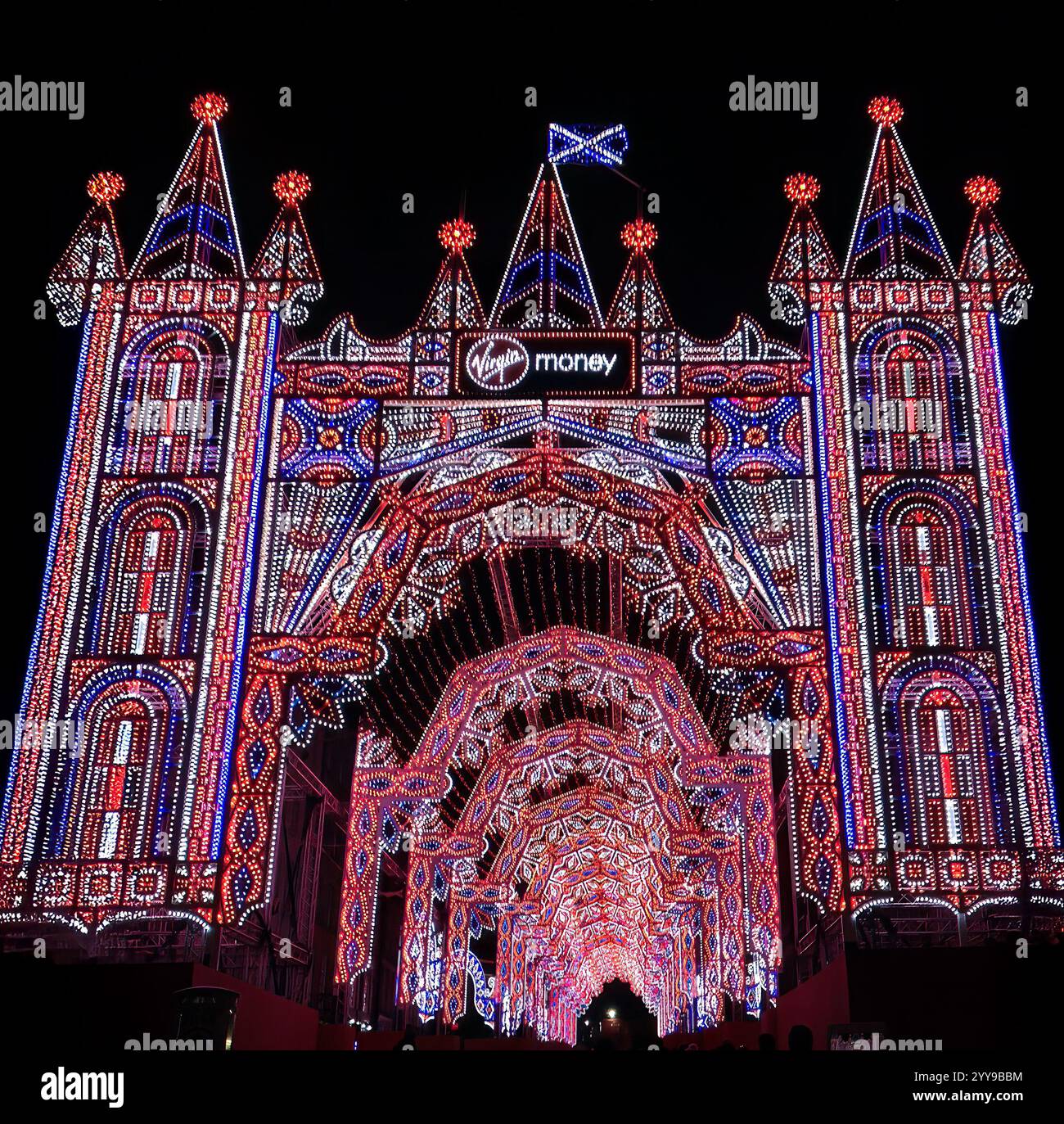 Virgin Money sponsorizzò Street of Light Castle Lights installation, George Street, Edinburgh's Christmas 2015, Scotland, UK Foto Stock