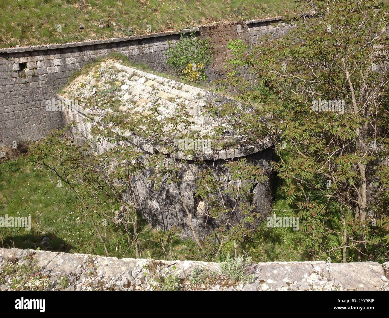Rovine del forte della fortezza dell'Impero austro-ungarico Gorazda, Montenegro, Balcani Foto Stock