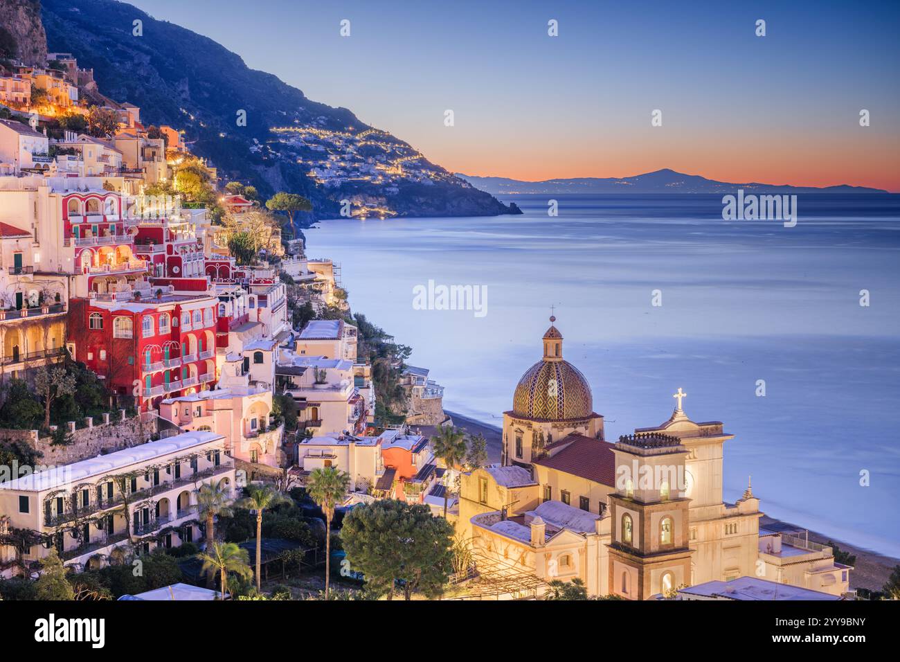 Positano, Italia lungo la Costiera Amalfitana al crepuscolo. Foto Stock