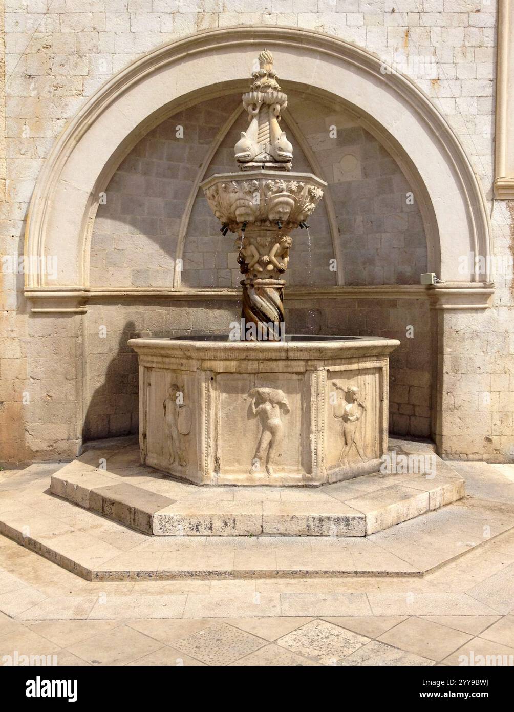 Antica fontana decorativa in pietra con acqua corrente nella città vecchia, Dubrovnik, Croazia, Balcani Foto Stock