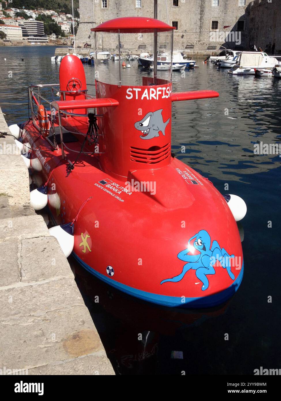 Barca turistica semi-sommergibile chiamata Starfish ormeggiata al molo, porto di Dubrovnik, Croazia, Balcani Foto Stock