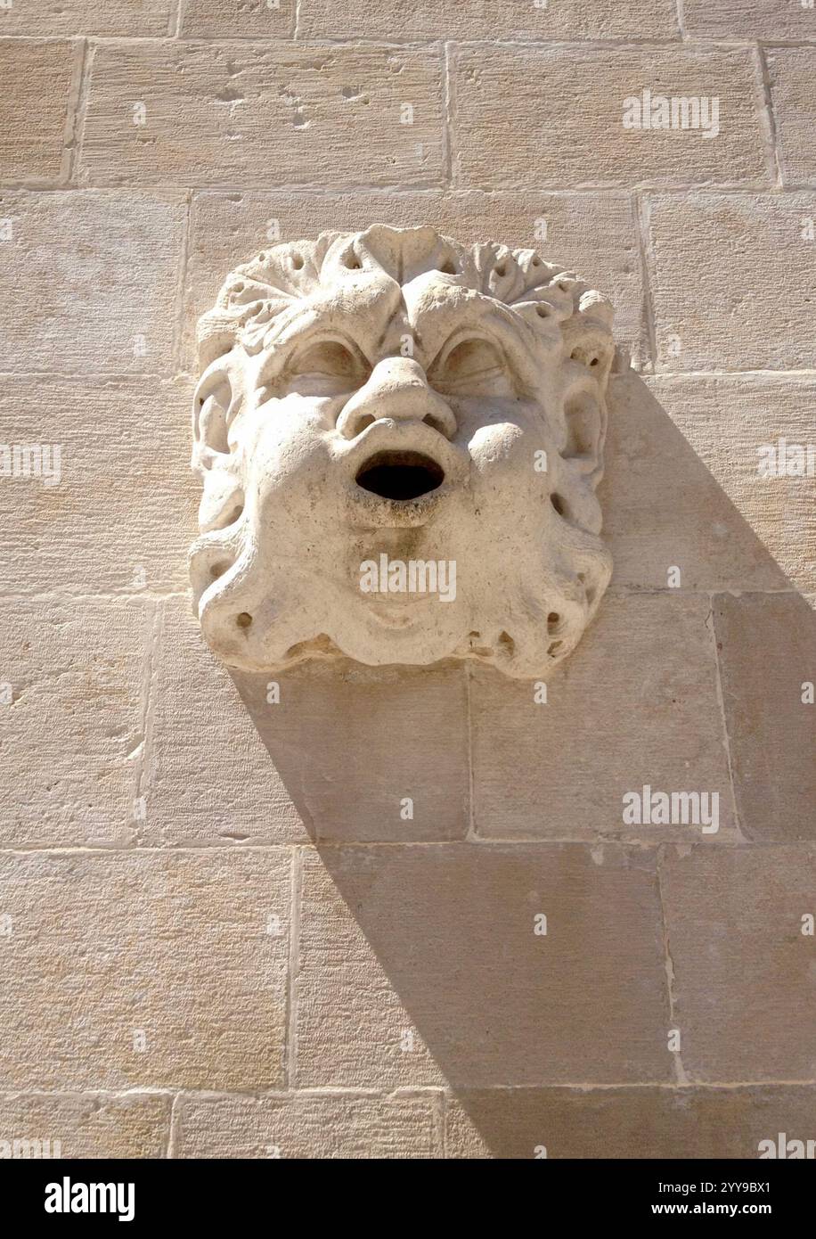 Stravagante facciata in pietra intagliata con bocca aperta sul muro, città vecchia di Dubrovnik, Croazia, Balcani Foto Stock