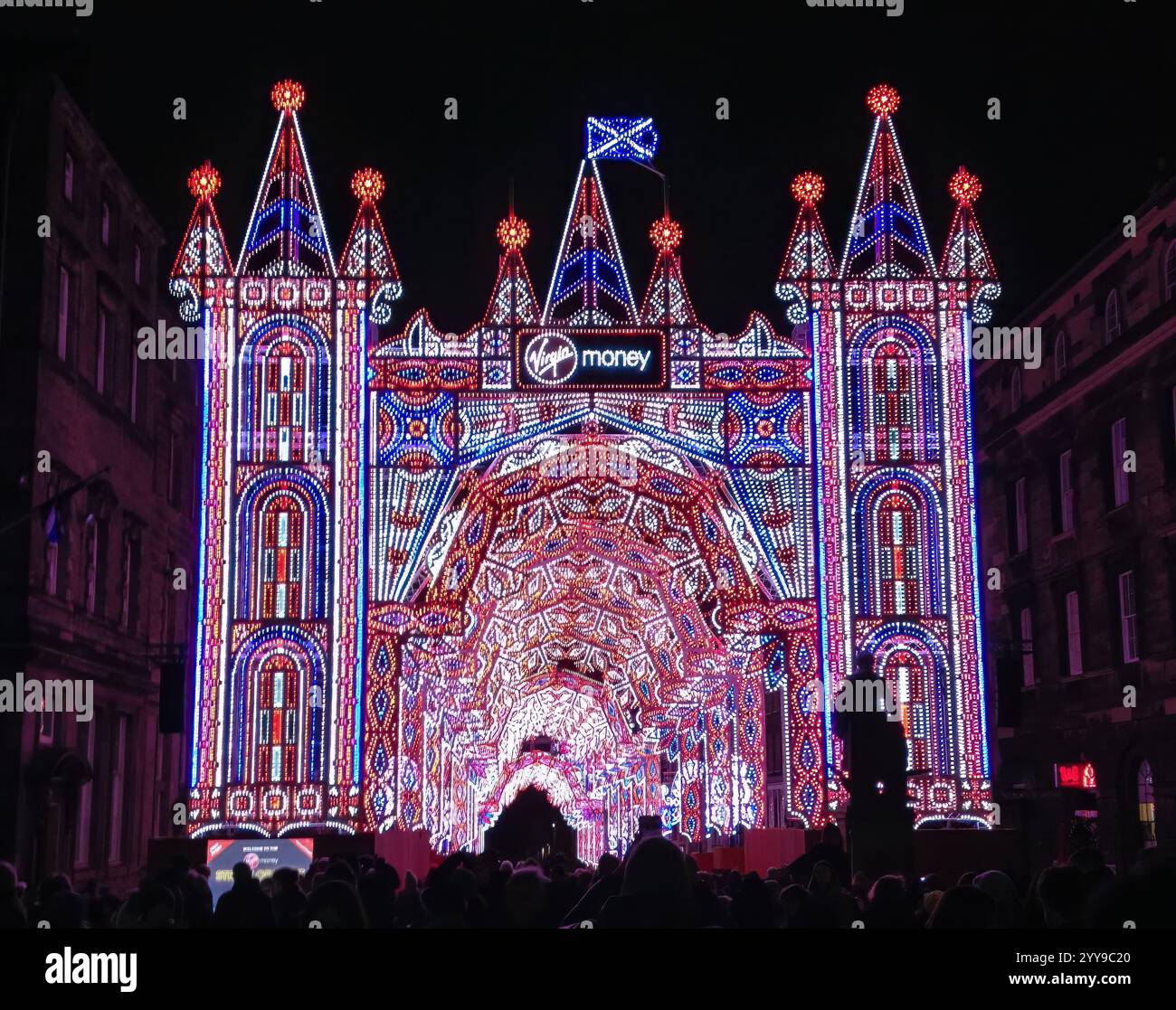 Virgin Money sponsorizzò Street of Light Castle Lights installation, George Street, Edinburgh's Christmas 2015, Scotland, UK Foto Stock