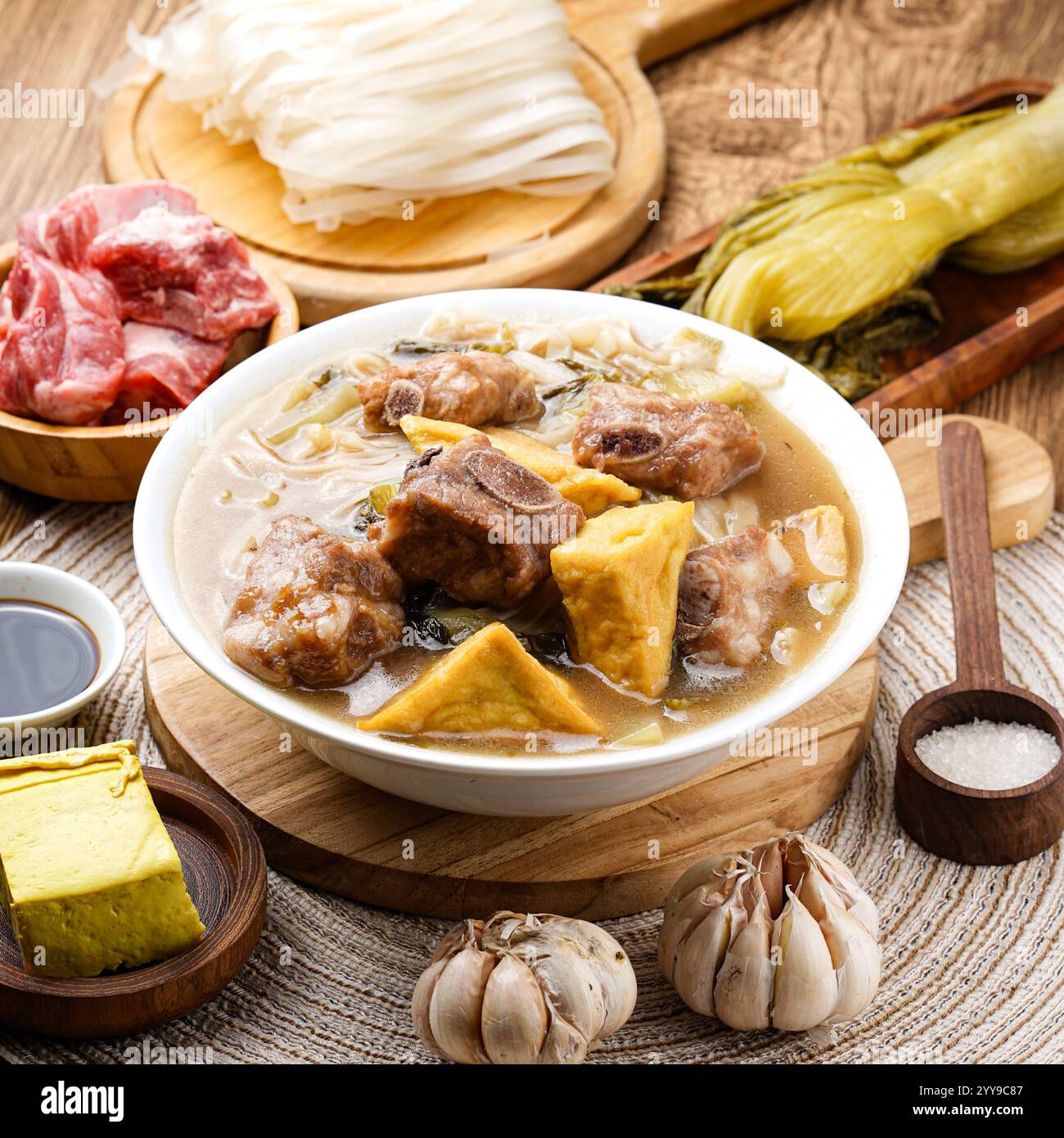🍜 cottura lenta alla perfezione! Questa abbondante zuppa di costolette di manzo è ricca di sapori profondi, carne tenera e tofu croccante per un pasto confortevole Foto Stock