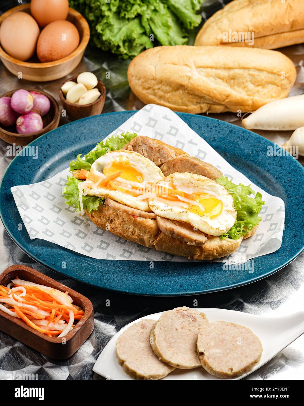 Un fresco e vibrante panino vietnamita bánh mì ripieno di verdure croccanti, erbe aromatiche e ripieno saporito, abbinato perfettamente a un rinfrescante frutto rosso Foto Stock