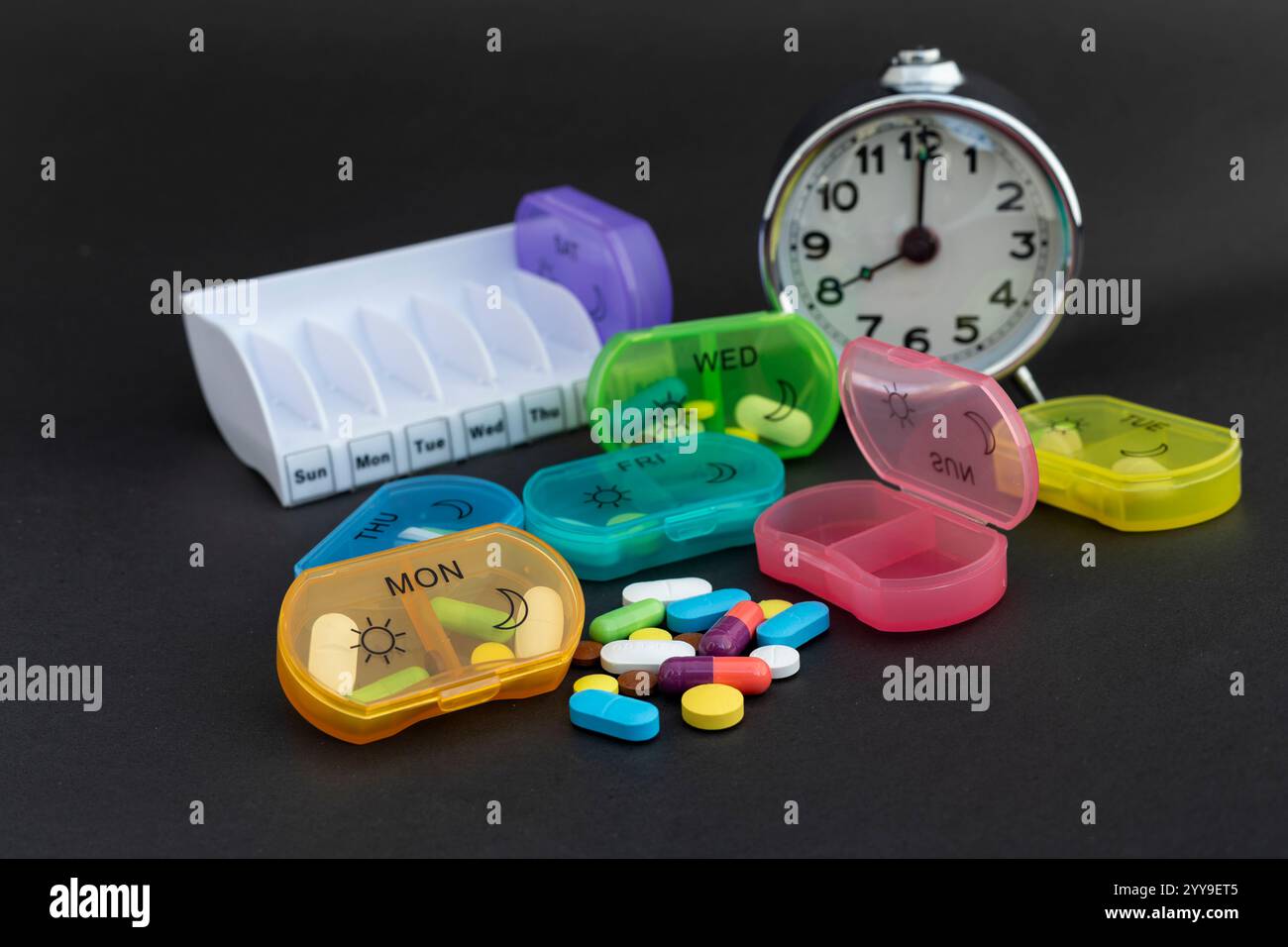 Organiser per pillole per più giorni con sveglia e medicine Foto Stock