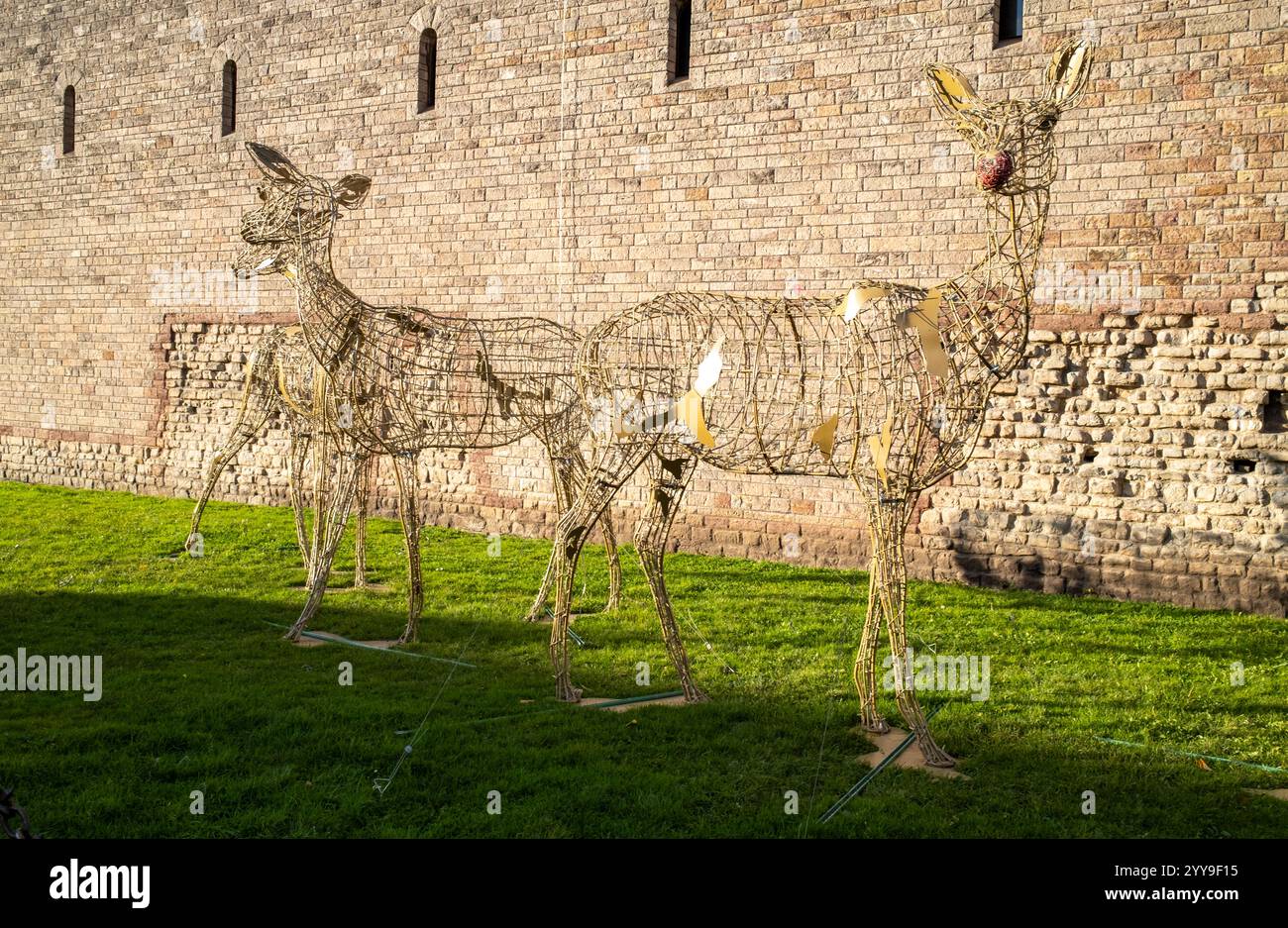 Decorazioni natalizie sculture animali fuori dal castello di Cardiff Cardiff Cardiff Galles del Sud Foto Stock