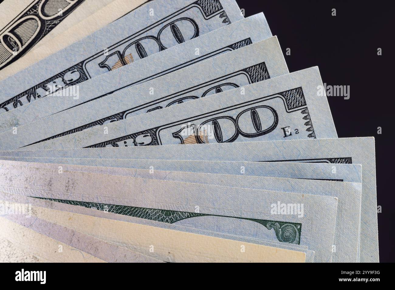 Banconote nuove e vecchie da cento dollari impilate insieme, un gruppo di autentici contanti americani di cento dollari Foto Stock
