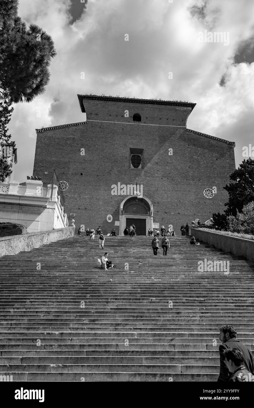 Roma, Italia - 5 aprile 2019: Monumenti storici ed edifici in Piazza Campidoglio sul colle Capitolino a Roma, Italia. Foto Stock