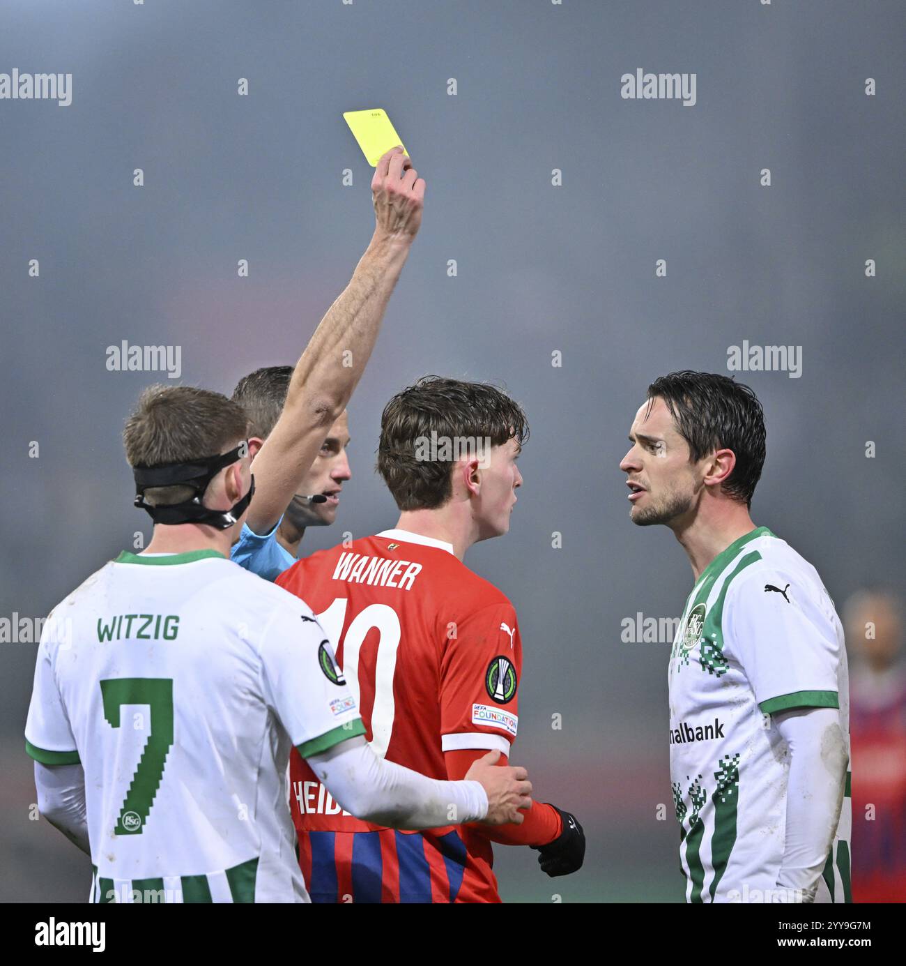 Paul Wanner 1. FC Heidenheim 1846 FCH (10) e Jordi Quintilla FC St. Gallen (08) l'arbitro di scontro Javier Alberola Rojas (ESP) mostra il cartellino giallo a entrambi Foto Stock