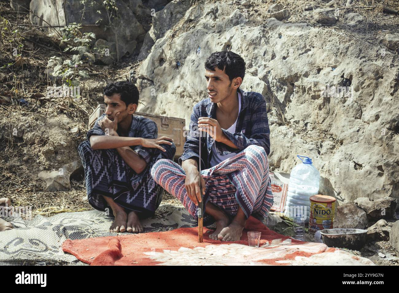 Allevatori di cammelli, i figli di Ali Zuhail (13, a sinistra, ed Eli, 15) nella fattoria di cammelli dello sceicco Ahmed Ali al-Mahri, Sarfeit, Dhofar, Oman, Asia Foto Stock