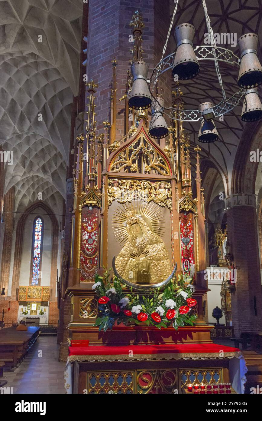 Altare magnificamente decorato in una chiesa gotica con elementi dorati, chiesa di San Jakobi, Olsztyn, Allenstein, Warmia-Masuria, Polonia, Europa Foto Stock