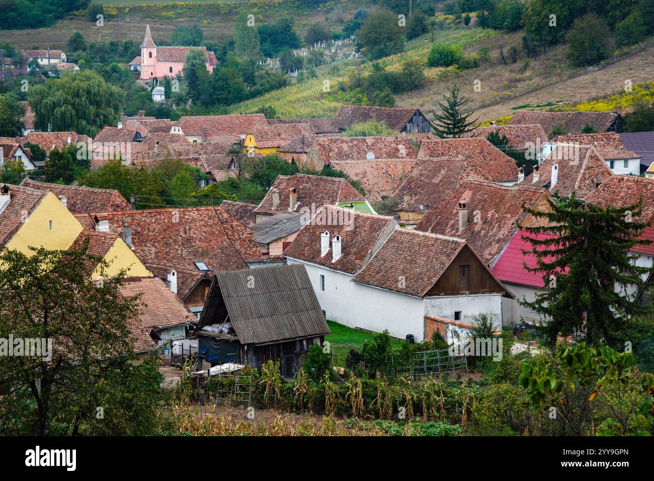 Vista sui tetti del villaggio di Biertan verso la chiesa di San Giorgio (Biserica Sfântul Gheorghe), Transilvania, Romania Foto Stock