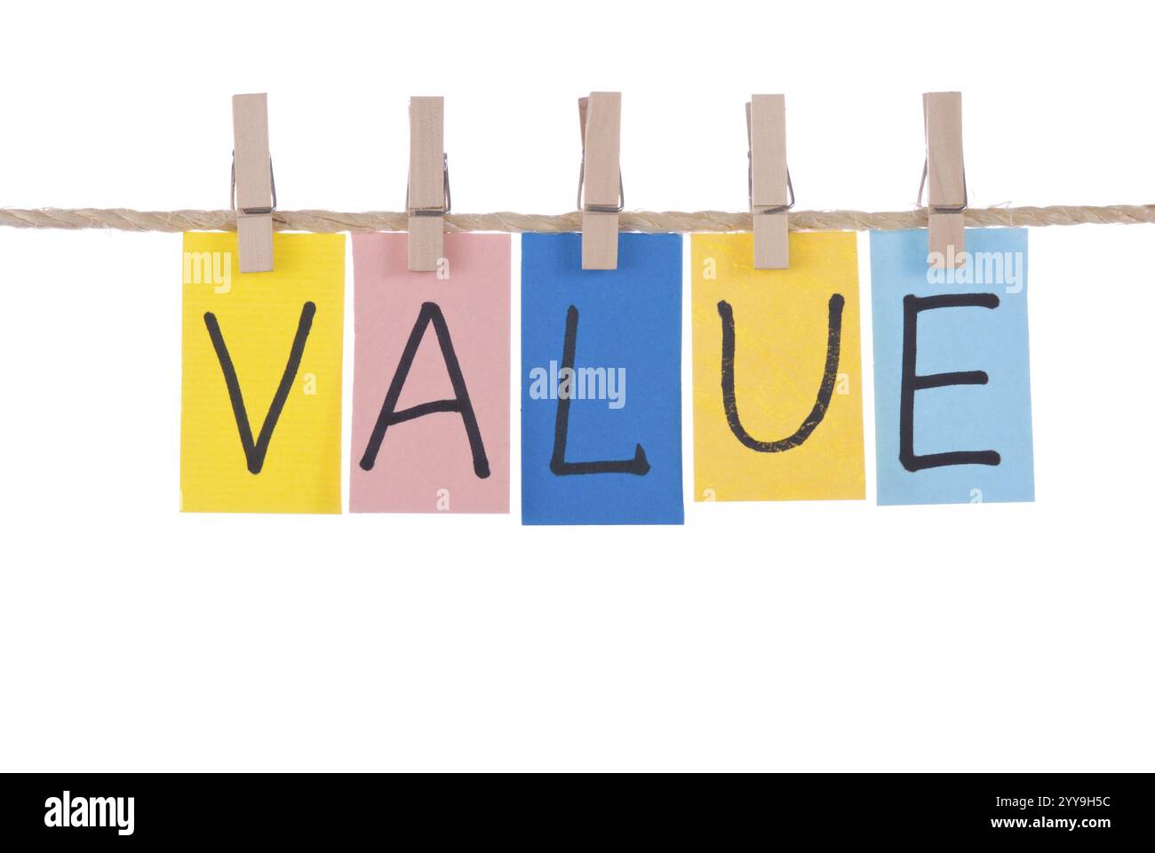 Valore, parole colorate appendere su corda con la spina in legno Foto Stock