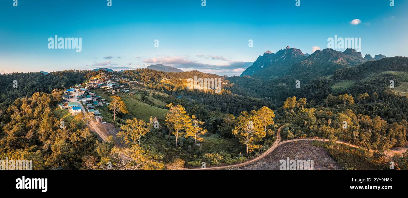Vista aerea panoramica del santuario faunistico di Doi Luang Chiang Dao sul villaggio locale sulla collina di montagna nella natura selvaggia durante la serata a Chiang Dao, Chiang Foto Stock