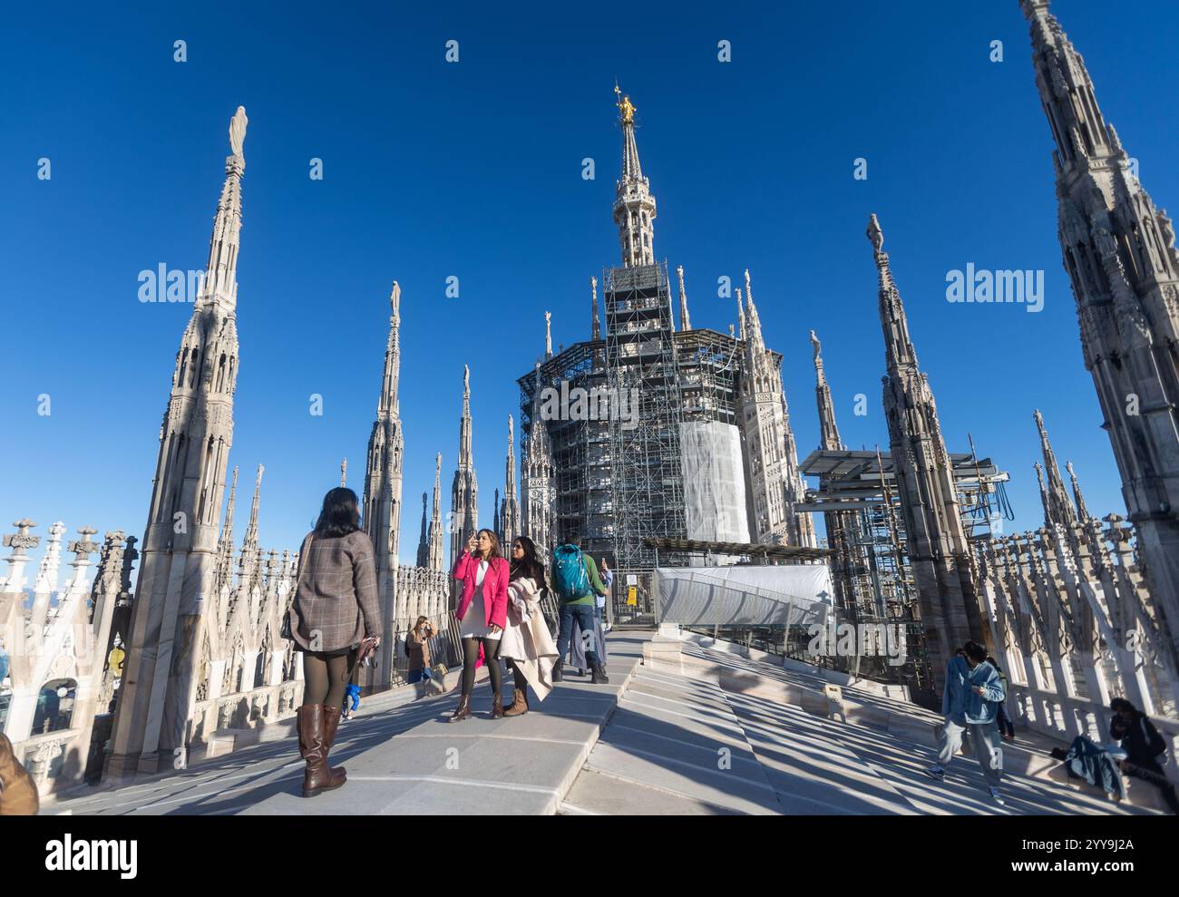 Milano, Italia. 20 dicembre 2024. Il forte vento pulisce l'aria sulla cittàà vista dalle terrazza del Duomo - Milano, Italia - Venerdì, 20 dicembre 2024 (foto Stefano porta/LaPresse) il forte vento pulisce l'aria sulla città - Milano, Italia - venerdì 20 dicembre 2024 (foto Stefano porta/LaPresse) credito: LaPresse/Alamy Live News Foto Stock