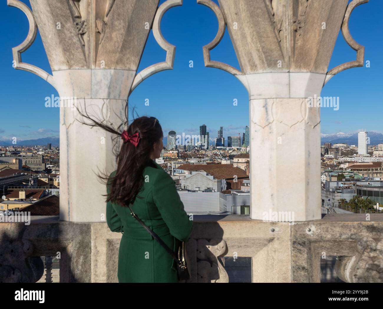 Milano, Italia. 20 dicembre 2024. Il forte vento pulisce l'aria sulla cittàà vista dalle terrazza del Duomo - Milano, Italia - Venerdì, 20 dicembre 2024 (foto Stefano porta/LaPresse) il forte vento pulisce l'aria sulla città - Milano, Italia - venerdì 20 dicembre 2024 (foto Stefano porta/LaPresse) credito: LaPresse/Alamy Live News Foto Stock