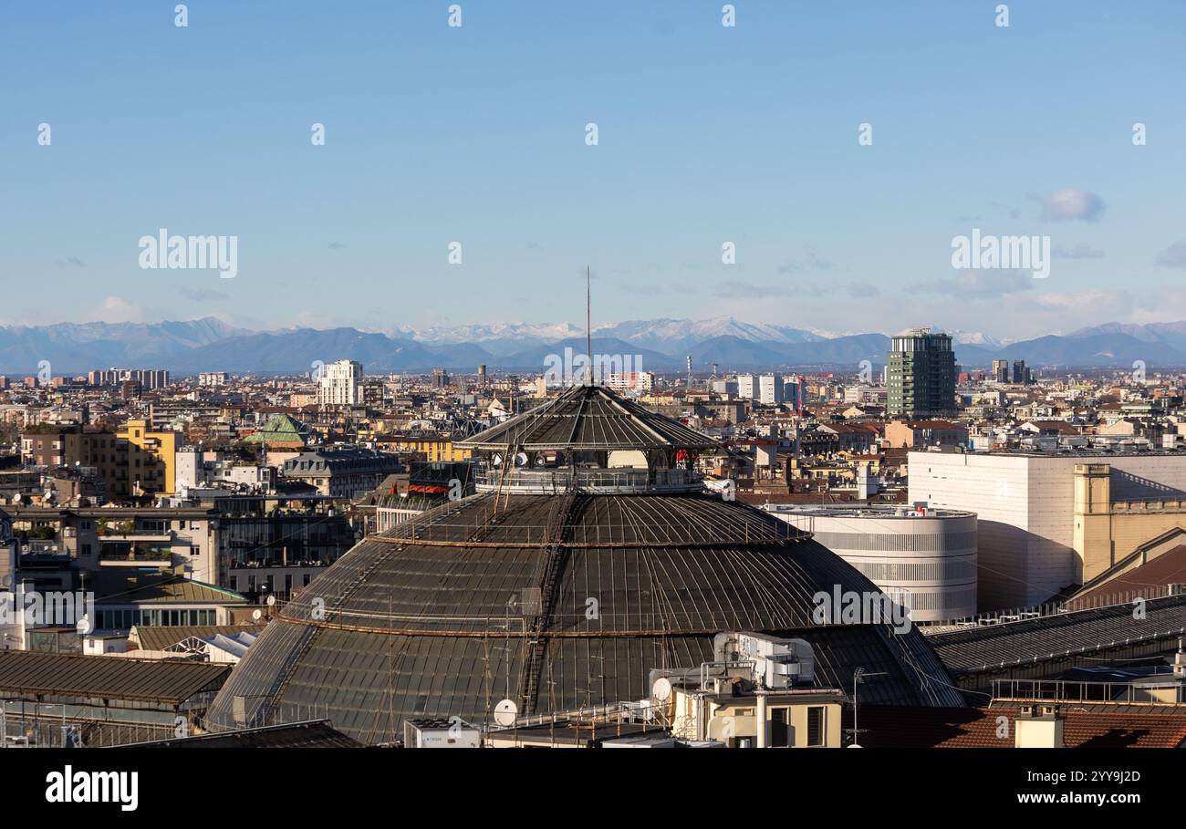 Milano, Italia. 20 dicembre 2024. Il forte vento pulisce l'aria sulla cittàà vista dalle terrazza del Duomo - Milano, Italia - Venerdì, 20 dicembre 2024 (foto Stefano porta/LaPresse) il forte vento pulisce l'aria sulla città - Milano, Italia - venerdì 20 dicembre 2024 (foto Stefano porta/LaPresse) credito: LaPresse/Alamy Live News Foto Stock