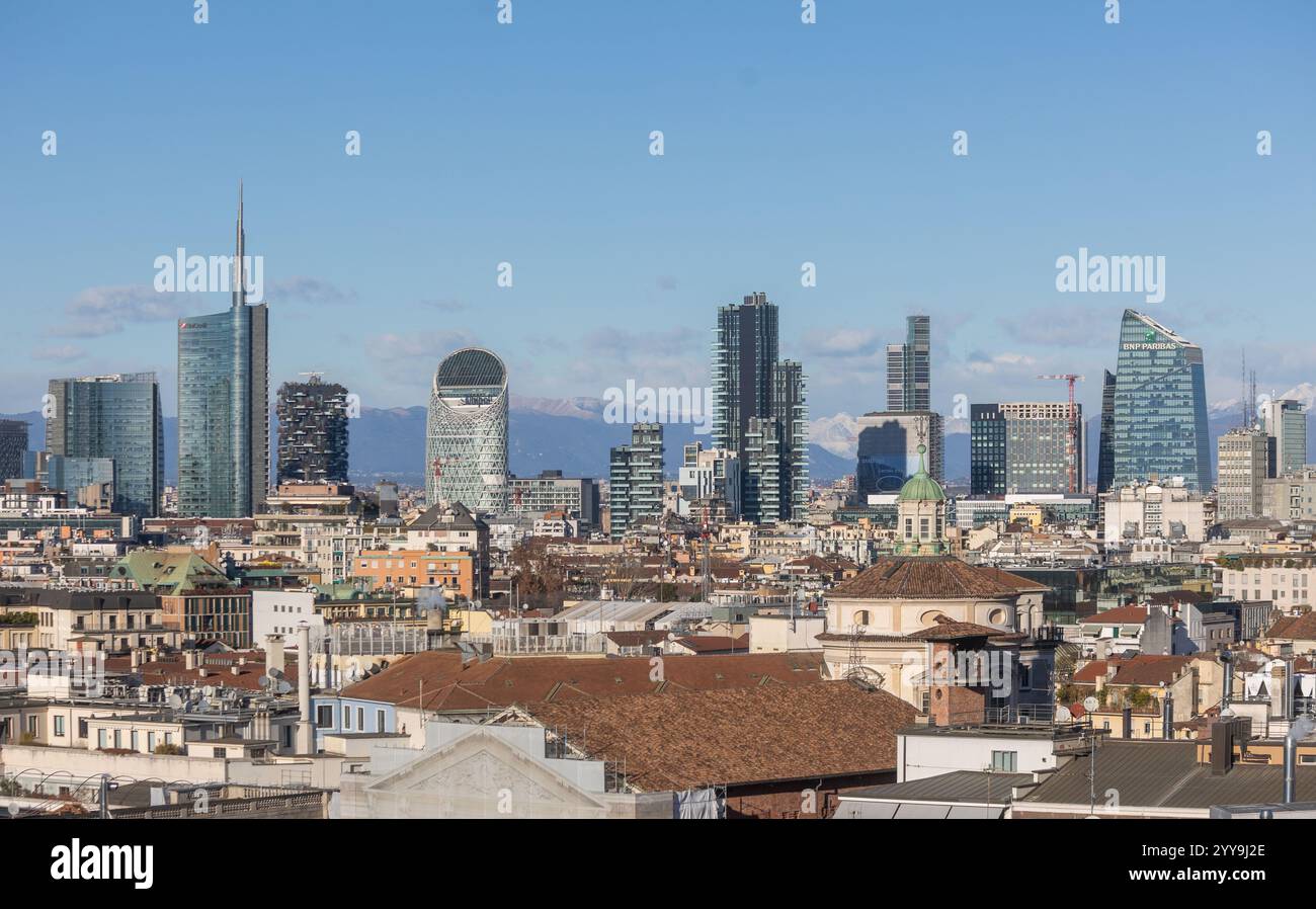 Milano, Italia. 20 dicembre 2024. Il forte vento pulisce l'aria sulla cittàà vista dalle terrazza del Duomo - Milano, Italia - Venerdì, 20 dicembre 2024 (foto Stefano porta/LaPresse) il forte vento pulisce l'aria sulla città - Milano, Italia - venerdì 20 dicembre 2024 (foto Stefano porta/LaPresse) credito: LaPresse/Alamy Live News Foto Stock