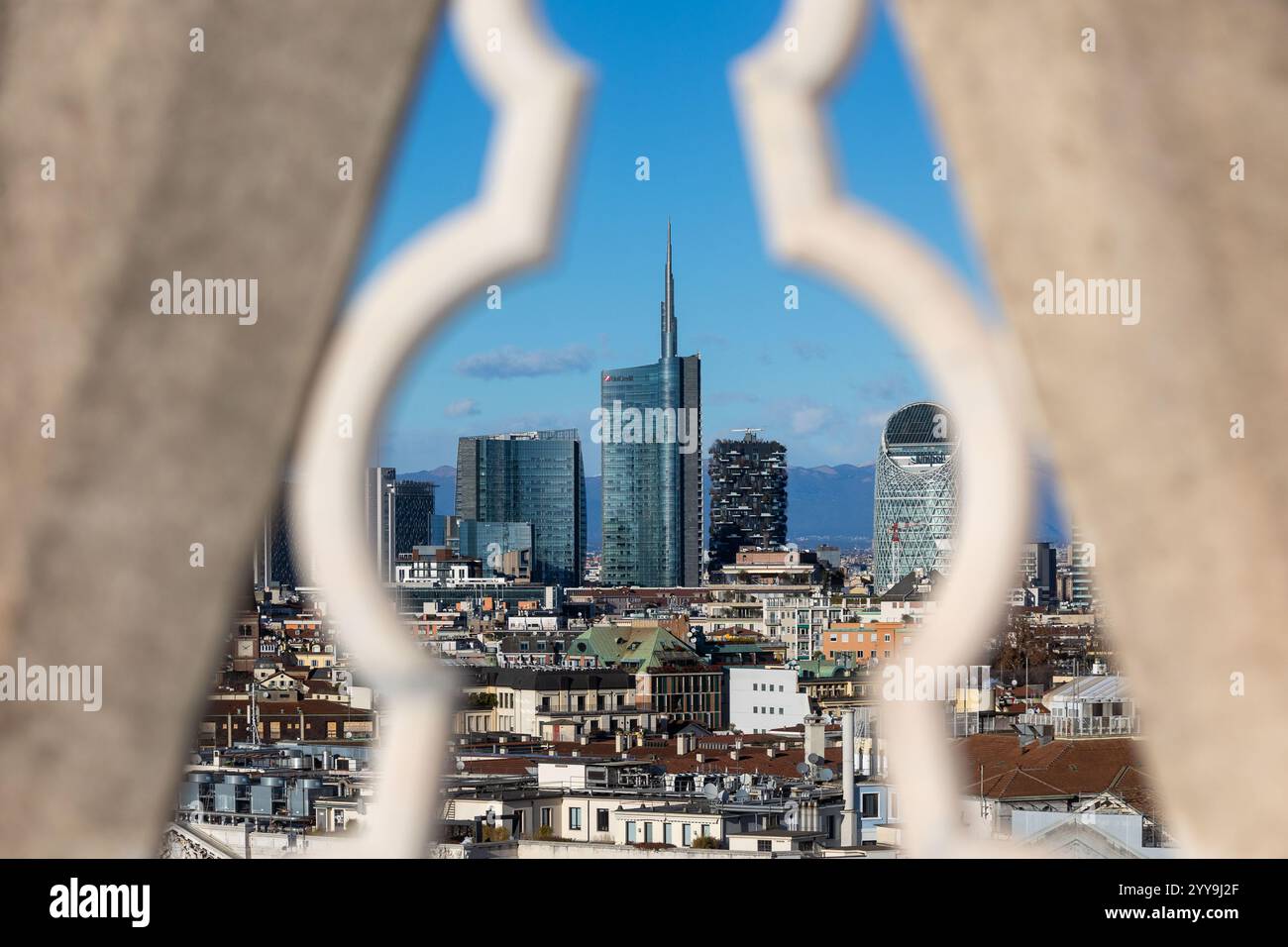 Milano, Italia. 20 dicembre 2024. Il forte vento pulisce l'aria sulla cittàà vista dalle terrazza del Duomo - Milano, Italia - Venerdì, 20 dicembre 2024 (foto Stefano porta/LaPresse) il forte vento pulisce l'aria sulla città - Milano, Italia - venerdì 20 dicembre 2024 (foto Stefano porta/LaPresse) credito: LaPresse/Alamy Live News Foto Stock