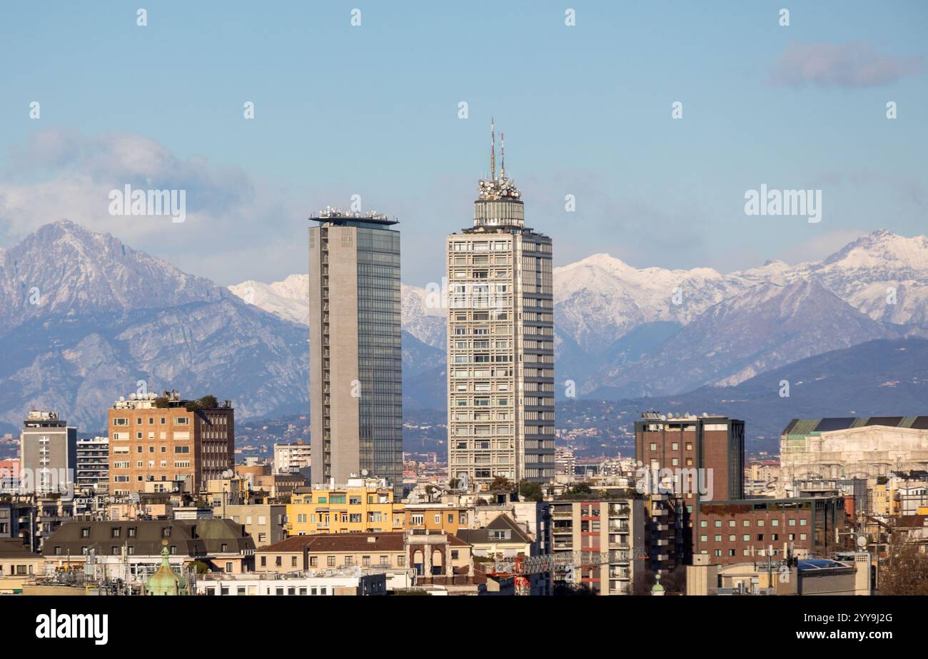 Milano, Italia. 20 dicembre 2024. Il forte vento pulisce l'aria sulla cittàà vista dalle terrazza del Duomo - Milano, Italia - Venerdì, 20 dicembre 2024 (foto Stefano porta/LaPresse) il forte vento pulisce l'aria sulla città - Milano, Italia - venerdì 20 dicembre 2024 (foto Stefano porta/LaPresse) credito: LaPresse/Alamy Live News Foto Stock